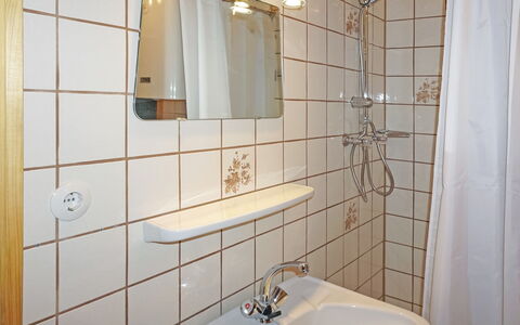Lieblingsplatz: Mirror, Tap, Plumbing Fixture, Sink, Property, Bathroom Sink, Bathroom, Interior Design