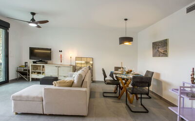 Accommodation:&nbsp;Golden Ray 106.2