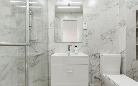 Ines: Property, Mirror, Cabinetry, Plumbing Fixture, Product, Tap, Sink, Interior Design, Building, Bathroom