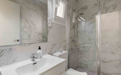 Elena: Mirror, Tap, Plumbing Fixture, Sink, Property, Bathroom Sink, Building, Bathroom, Shower Head, Interior Design