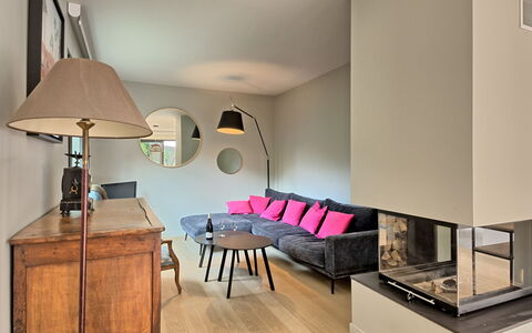 Villa la Rose des Sables: Furniture, Table, Comfort, Building, Wood, Lamp, Interior Design, House, Couch, Flooring