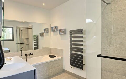 Villa la Rose des Sables: Property, Plumbing Fixture, Mirror, Tap, Building, Sink, Interior Design, Bathroom, Wood