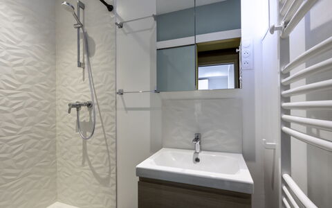 Le Refuge: Mirror, Plumbing Fixture, Tap, Sink, Bathroom, Building, Shower Head, Bathroom Sink, Shower