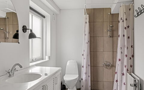 Haralde: Plumbing Fixture, Bathroom, Wall, Interior Design, Flooring, Floor, Sink, Ceiling, Plumbing, Toilet