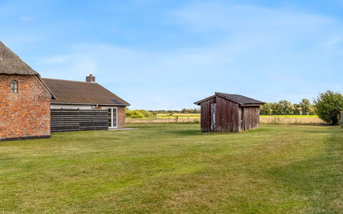 Haralde: Sky, Grass, Grassland, Plain, Roof, Rural Area, Architecture, House, Land Lot, Cottage