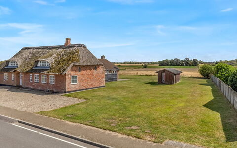 Haralde: Sky, Roof, Cottage, House, Home, Land Lot, Rural Area, Plain, Thatching, Village