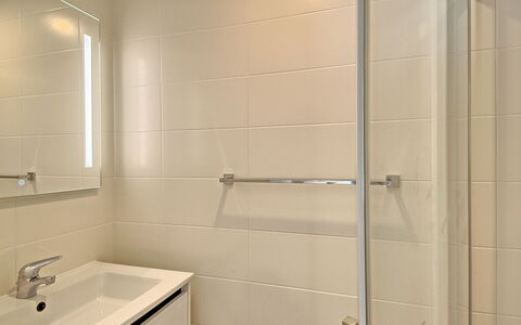 Les Agapanthes: Sink, Bathroom Sink, Plumbing Fixture, Bathroom, Tap, Wood, Floor, Mirror, Flooring