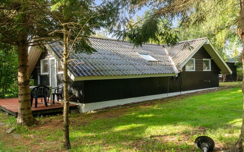 Ninni - 3.2Km from the Sea: Roof, House, Land Lot, Home, Cottage, Estate, Garden Buildings, Shade, Log Cabin, Landscaping