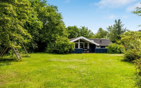 Alrun - 150M from the Sea: Grass, House, Shrub, Home, Cottage, Land Lot, Garden, Lawn, Rural Area, Estate