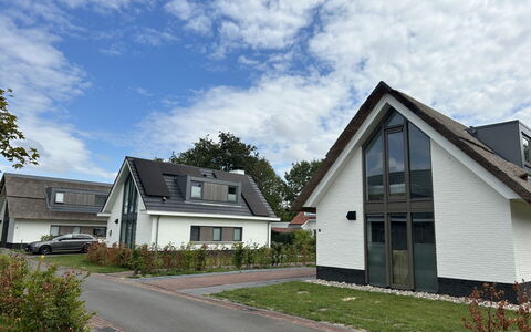 Putter Comfort: Bicycle, Wheel, Sky, Property, Table, Building, Window, Door