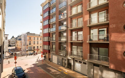 Amuzee with Parking & Lateral Sea View: Building, Window, Car, Vehicle, Urban Design, Condominium, Road Surface, Residential Area, Sky, Real Estate
