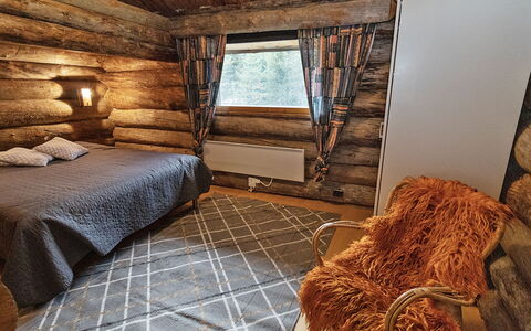 Agenttimajat 2: Wood, Bedroom, Wood Stain, Bedding, Hardwood, Bed Sheet, Bed, Log Cabin, Bed Frame, Plank