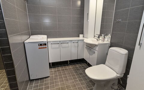 Agenttimajat 2: Flooring, Floor, Plumbing Fixture, Interior Design, Sink, Toilet, Tile, Bathroom, Plumbing, Toilet Seat