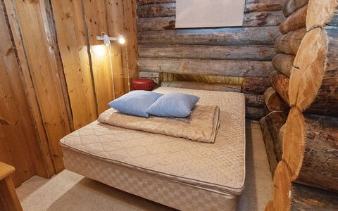 Agenttimajat 2: Bedroom, Wood, Bed Sheet, Bed, Linens, Bedding, Floor, Flooring, Brown, Bed Frame
