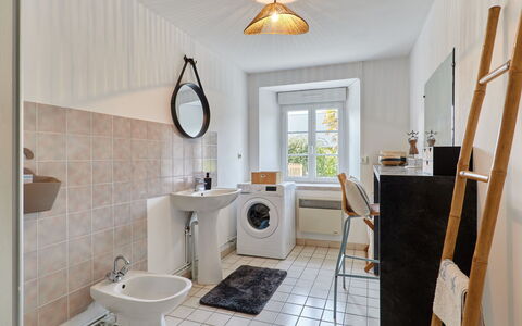La Marinière: Mirror, Sink, Plumbing Fixture, Property, Tap, Purple, Bathroom Sink, Bathroom, Lighting, Interior Design