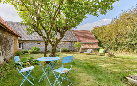 La Marinière: Plant, Table, Furniture, Sky, Building, Nature, Leaf, Chair, Tree, Natural Landscape
