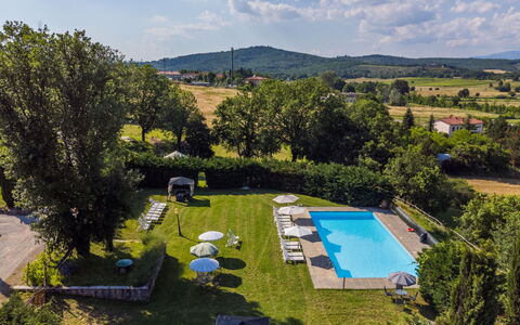 Rosa+Margherita+Lavanda+Ginestra+Gelsomi: Water, Sky, Swimming Pool, Plant, Azure, Blue, Tree, Outdoor Furniture, Building, Shade