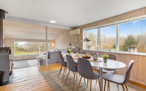 Eloise - 400M from the Sea: Cottage, Shed, Hut, Farmhouse, Prairie, Shack, Barn, Log Cabin, Garden Buildings