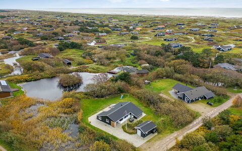 Eloise - 400M from the Sea: Cottage, Shed, Hut, Farmhouse, Prairie, Shack, Barn, Log Cabin, Garden Buildings