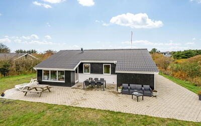 Eloise - 400M from the Sea