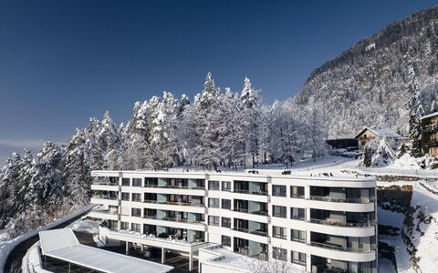 Ossiacher See 100: Sky, Building, Snow, Urban Design, Landscape, Mountainous Landforms, Freezing, Natural Landscape, Mountain Range, Tree