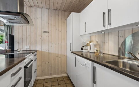 Viljo - 30Km from the Sea: Flooring, Kitchen, Wood, Countertop, Interior Design, Ceiling, Floor, Kitchen Appliance, Major Appliance, Cabinetry