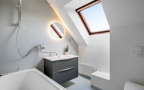 Othinkarl - 1Km from the Sea: Plumbing Fixture, Interior Design, Flooring, Ceiling, Floor, Bathroom, Tap, Plumbing, Sink, Light Fixture