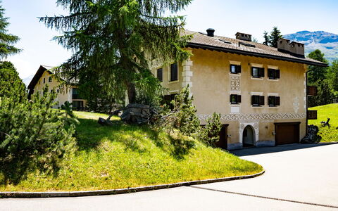 Pontresina 15: Building, Plant, Sky, Window, Tree, House, Land Lot, Cottage, Neighbourhood, Road Surface