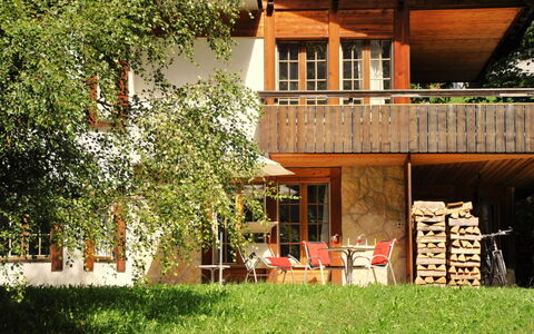 Im Chehr: Plant, Building, Window, Tree, Wood, Land Lot, Grass, House, Cottage, Residential Area