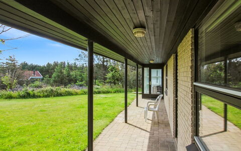 Skyler - 400M from the Sea: Lawn, Garden, Porch, Estate, Shade, Landscaping, Farmhouse, Yard, Design, Siding