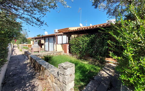 Pesca: Plant, Sky, Building, Window, Azure, Door, Land Lot, House, Tree
