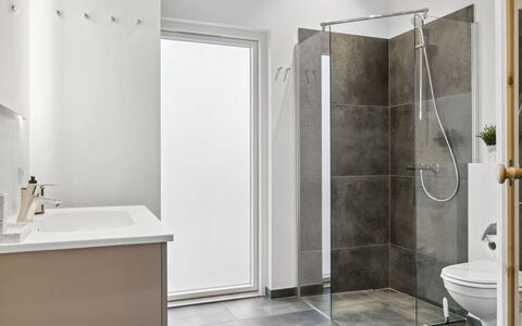 Harrieth - 300M from the Sea: Wall, Flooring, Plumbing Fixture, Floor, Interior Design, Bathroom, Plumbing, Tap, Ceiling, Room