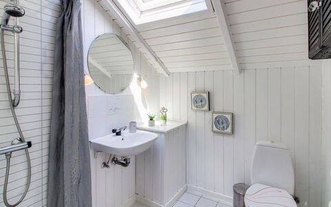 Arnsten: Plumbing Fixture, Bathroom, Interior Design, Sink, Flooring, Tap, Floor, Plumbing, Bathroom Sink, Ceiling