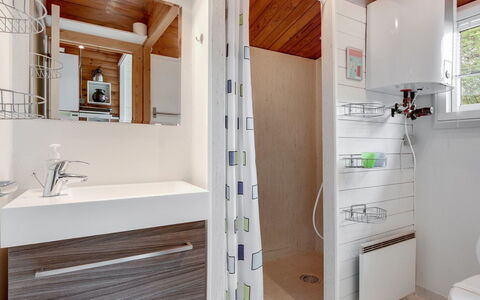 Florense - 2.5Km from the Sea: Plumbing Fixture, Bathroom, Flooring, Interior Design, Wood, Floor, Sink, Tap, Plumbing, Bathroom Sink