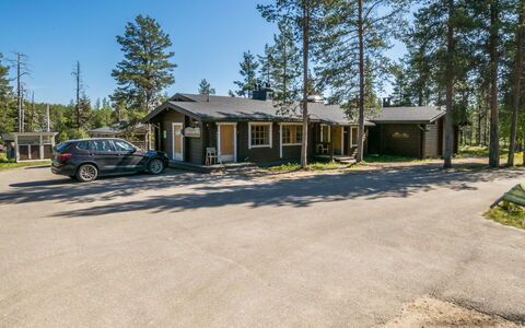 Metsänpirtti 4: Tree, Road Surface, Home, Residential Area, House, Cottage, Roof, Land Lot, Siding, Human Settlement