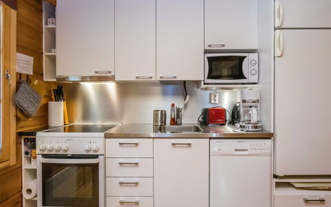 Metsänpirtti 4: Kitchen Appliance, Kitchen, Countertop, Major Appliance, Cabinetry, Home Appliance, Kitchen Stove, Refrigerator, Furniture, Wood