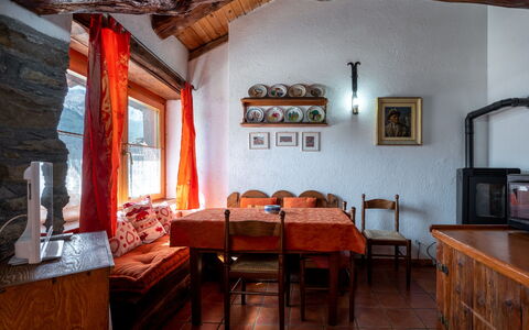 Avise 400: Furniture, Property, Table, Picture Frame, Wood, Interior Design, Floor, Chair, Window, Hardwood