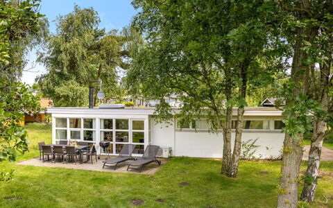 Thara - 100M from the Sea: Cottage, Shade, Garden, Estate, Lawn, Yard, Farmhouse, Landscaping, Park, Backyard