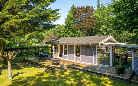 Meo - 30Km from the Sea: Roof, House, Home, Cottage, Door, Siding, Deck, Porch, Plank, Hardwood