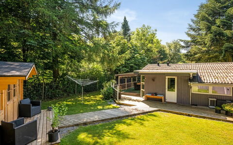 Meo - 30Km from the Sea: Roof, House, Home, Cottage, Door, Siding, Deck, Porch, Plank, Hardwood