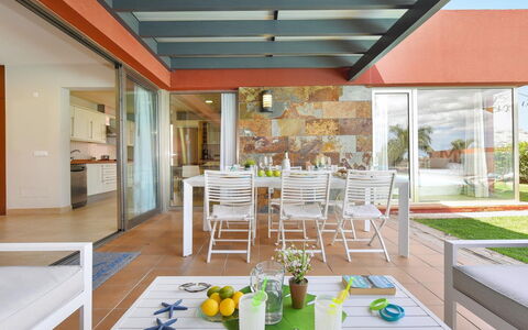 Tipo 2 Dormitorios: Water, Sky, Swimming Pool, Tree, Azure, Outdoor Furniture, Sunlounger, Leisure, Shade, Arecales