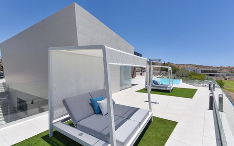 San Bartolomé de Tirajana 1001: Water, Sky, Swimming Pool, Tree, Azure, Outdoor Furniture, Sunlounger, Leisure, Shade, Arecales