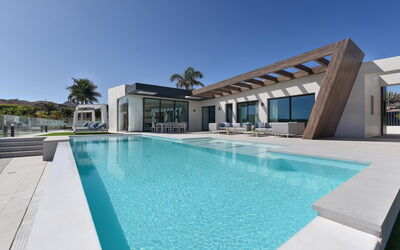 San Bartolomé de Tirajana 1001: Water, Sky, Swimming Pool, Tree, Azure, Outdoor Furniture, Sunlounger, Leisure, Shade, Arecales