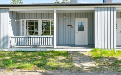 Saariseläntie 8 D 5: Waterway, Bank, Watercourse, Lake, Cottage, Forest, Channel, Reservoir, Log Cabin