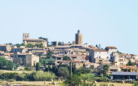 Pals 760: Sky, Wall, Facade, Town, Architecture, Neighbourhood, Human Settlement, Tower, Village, Suburb