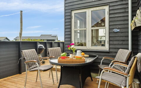 Benni - 75M to the Fjord: Blue, Shrub, Cottage, Groundcover, Garden, Estate, Shade, Landscaping, Farmhouse, Eco Hotel