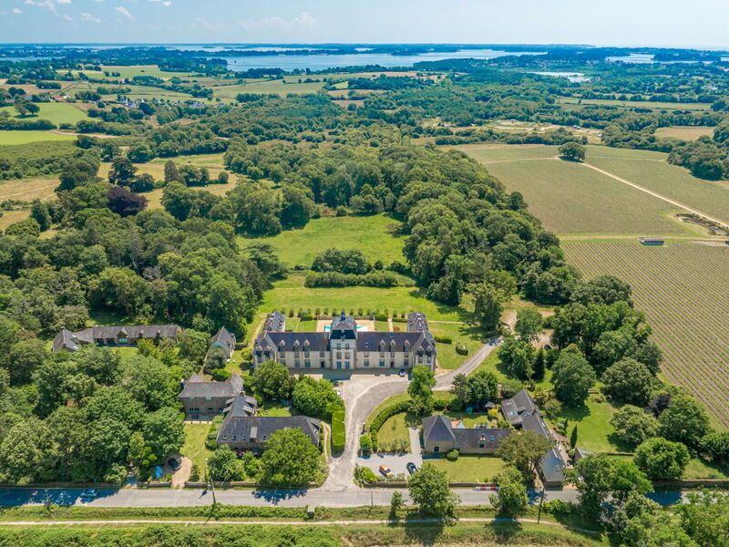 Accommodation:&nbsp;Le Château de Kergonano 700.25