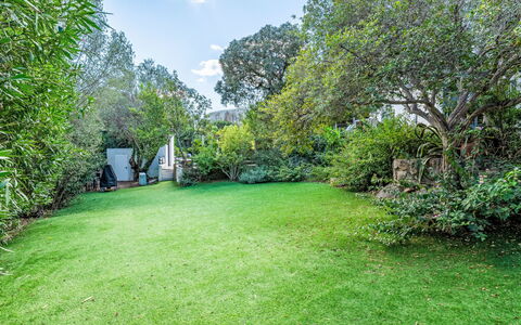 Villa Romana: Shrub, Garden, Lawn, Land Lot, Groundcover, Shade, Spring, Backyard, Sunlight