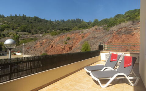 O Segredo de Sesimbra: Water, Sky, Cloud, Property, Swimming Pool, Seaside Resort, Azure, Blue, Building, Outdoor Furniture