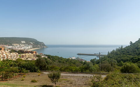 O Segredo de Sesimbra: Water, Sky, Cloud, Property, Swimming Pool, Seaside Resort, Azure, Blue, Building, Outdoor Furniture